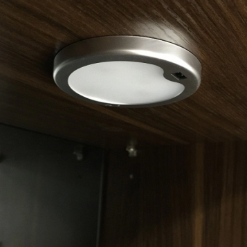 Wewnętrzna lampa LED do szafy z czujnikiem podczerwieni