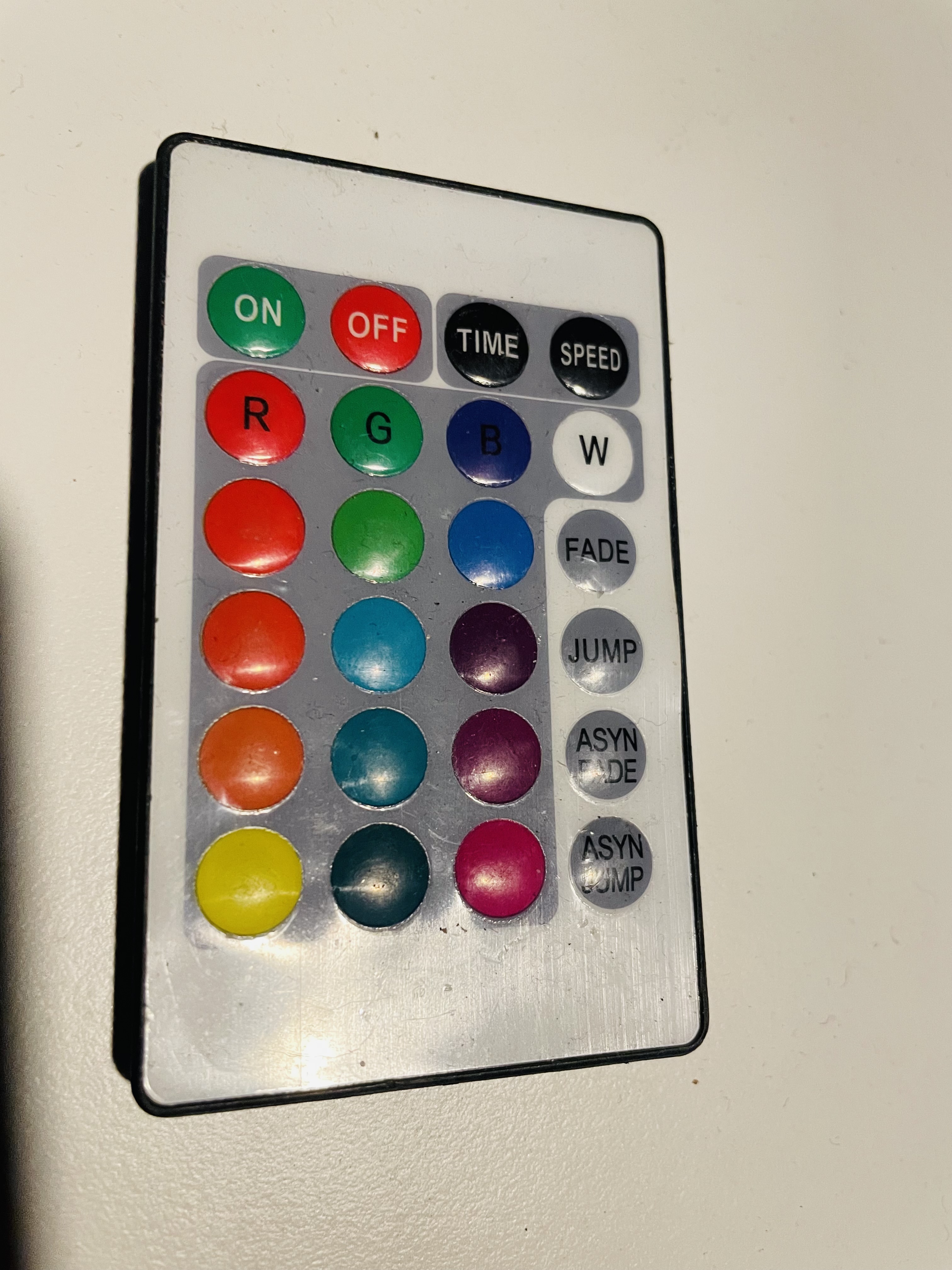 Pilot do oświetlenia RGB LED zdalnie sterowany