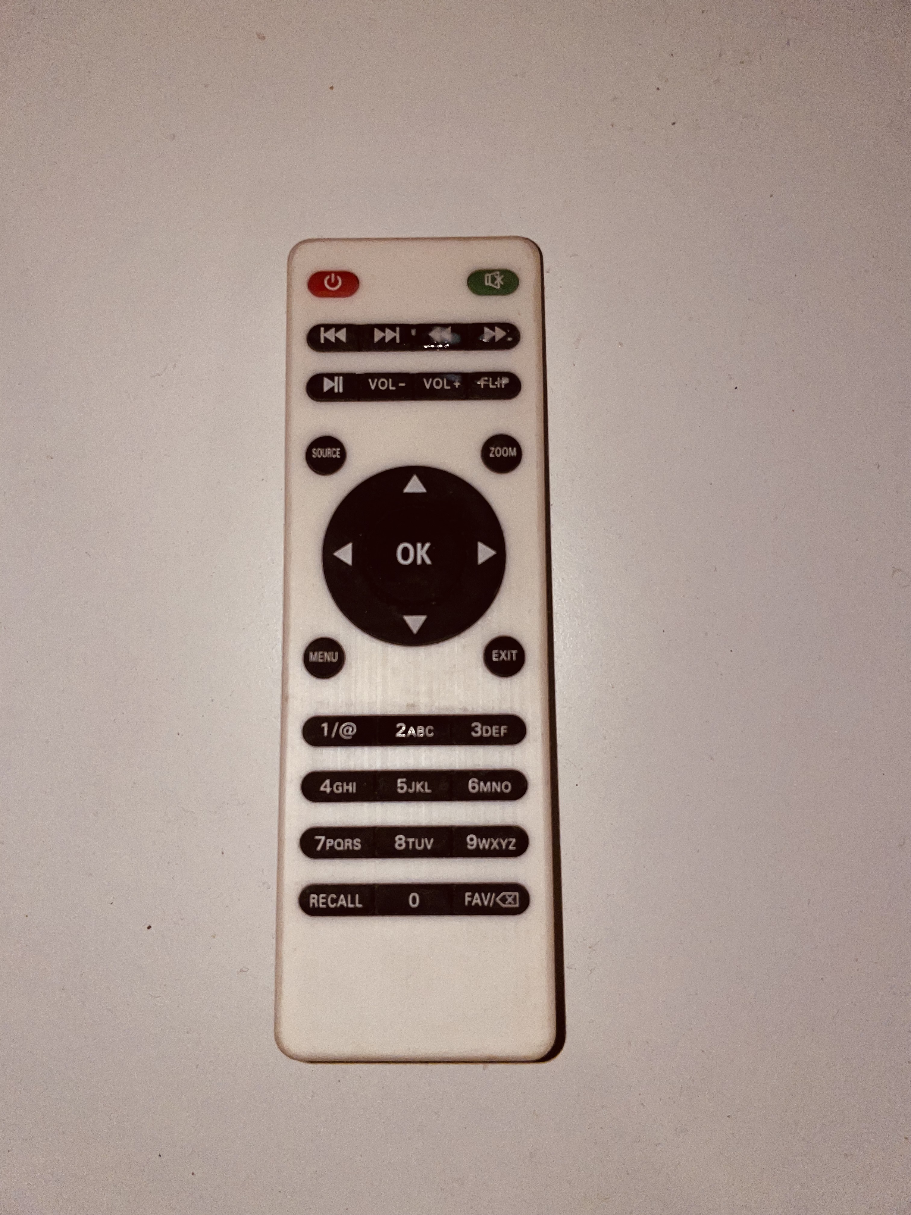 Biały pilot do odtwarzacza wieży stereo