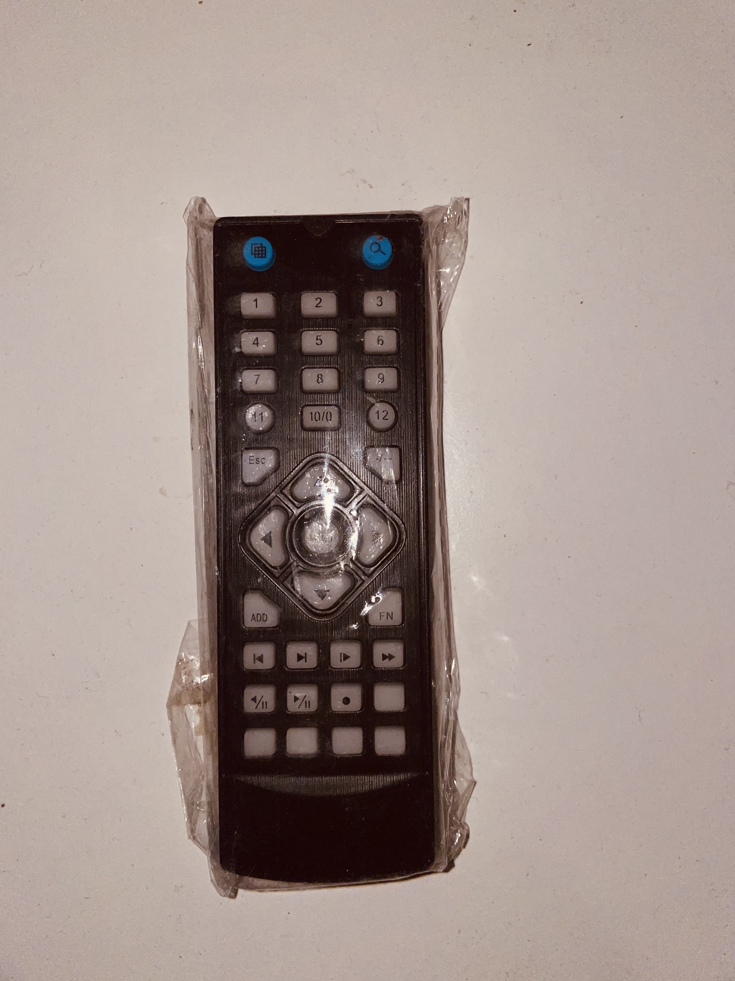 Czarny pilot do sterowania głośnikiem radiem DVD