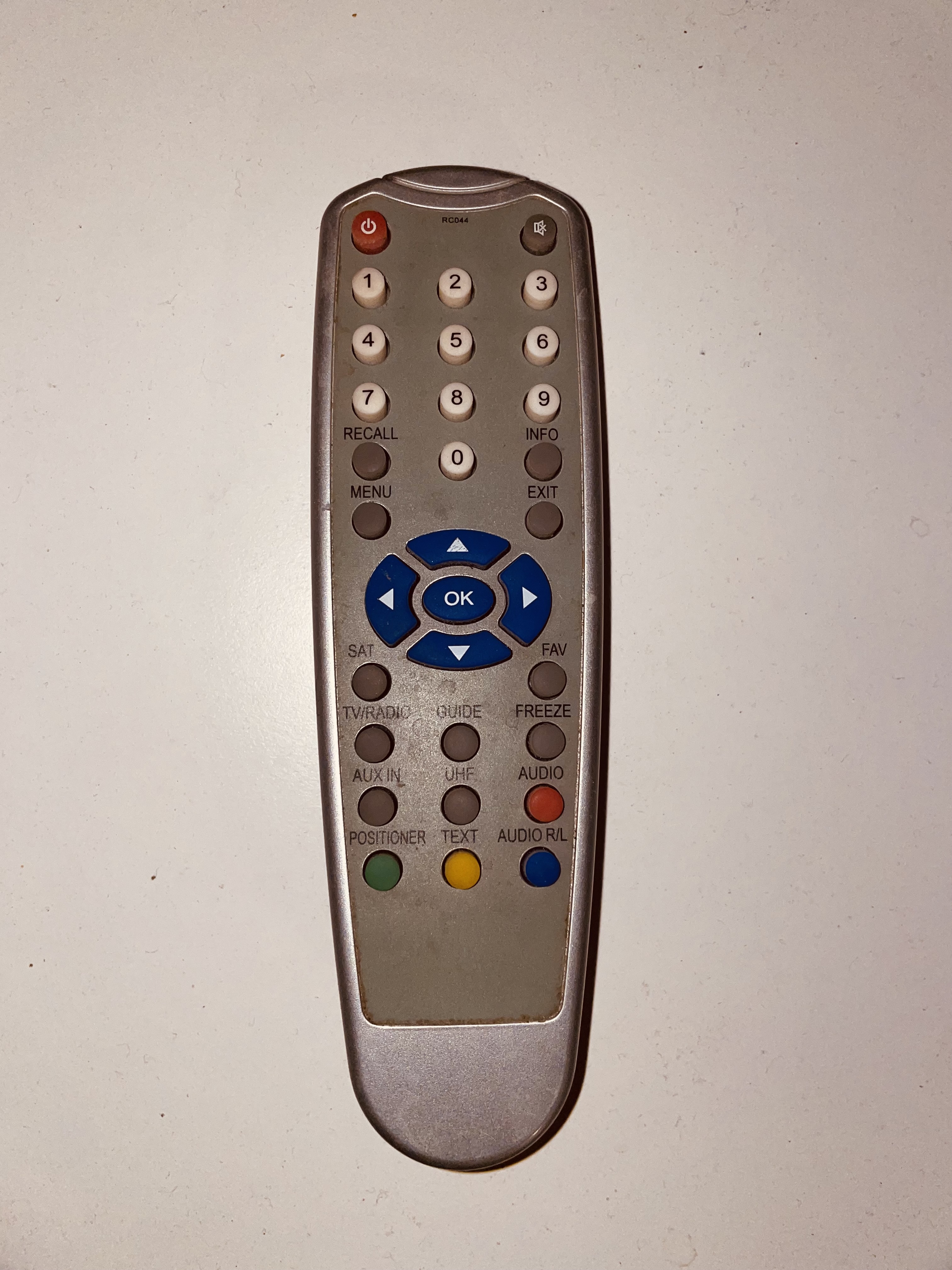 Srebrny pilot do telewizora TV Savio RF-MAK RC044