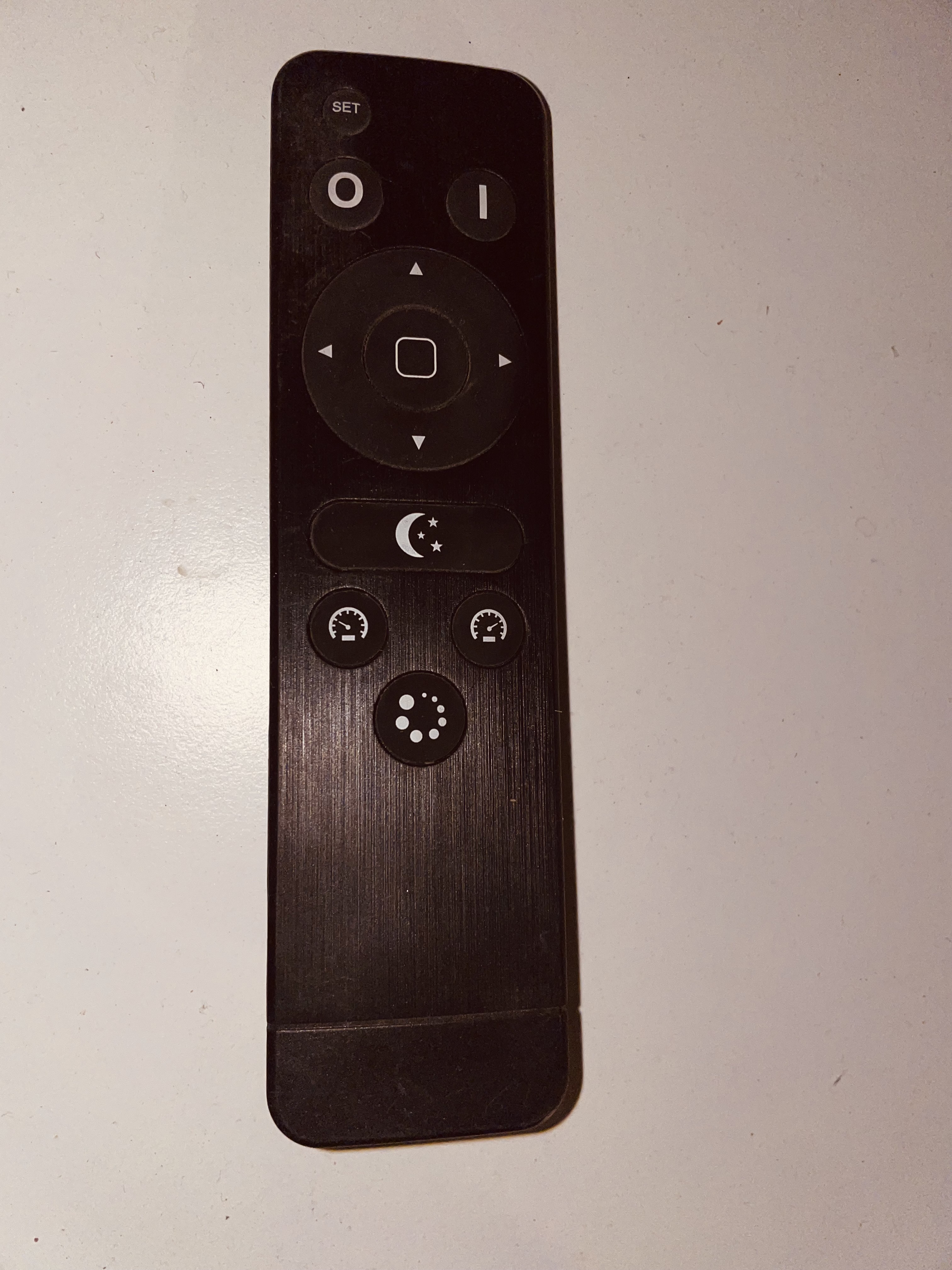 Pilot do włączania wieży stereo czarny