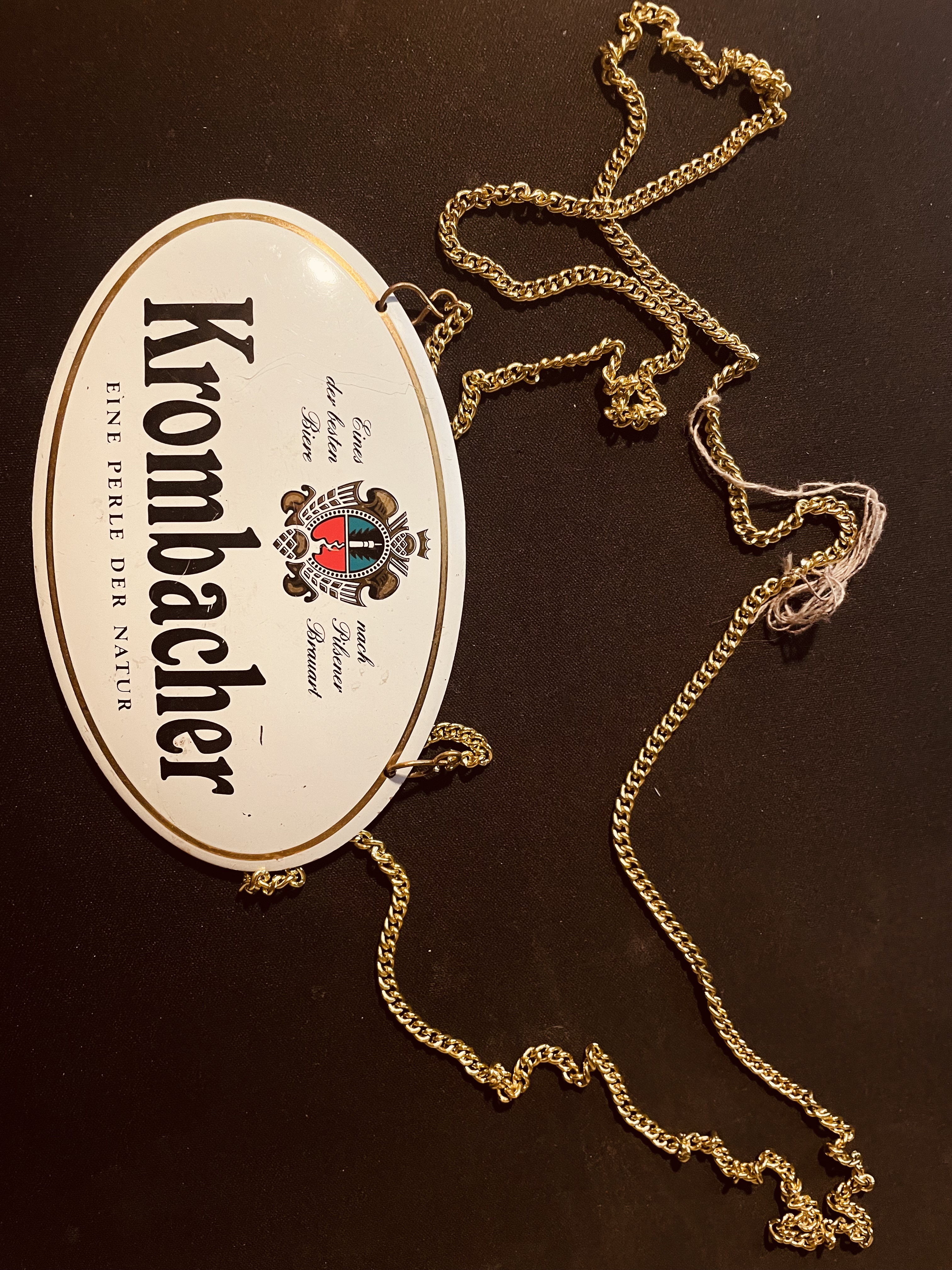 Szyld piwa Krombacher na łańcuchu