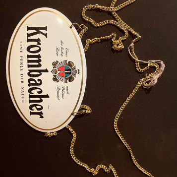 Krombacher – szyld piwa, na łańcuchu, stan: używany