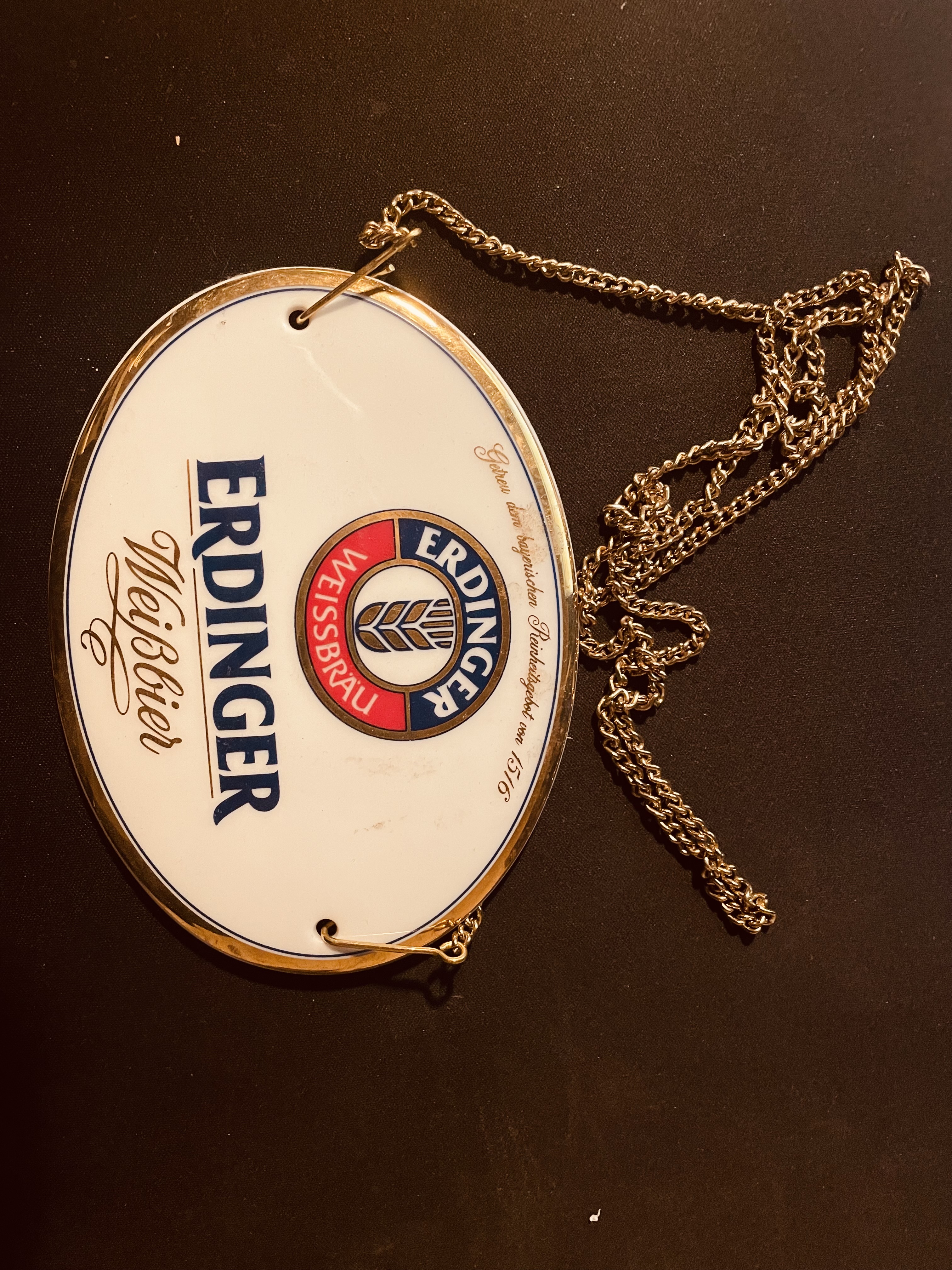 Szyld piwa Erdinger na łańcuchu