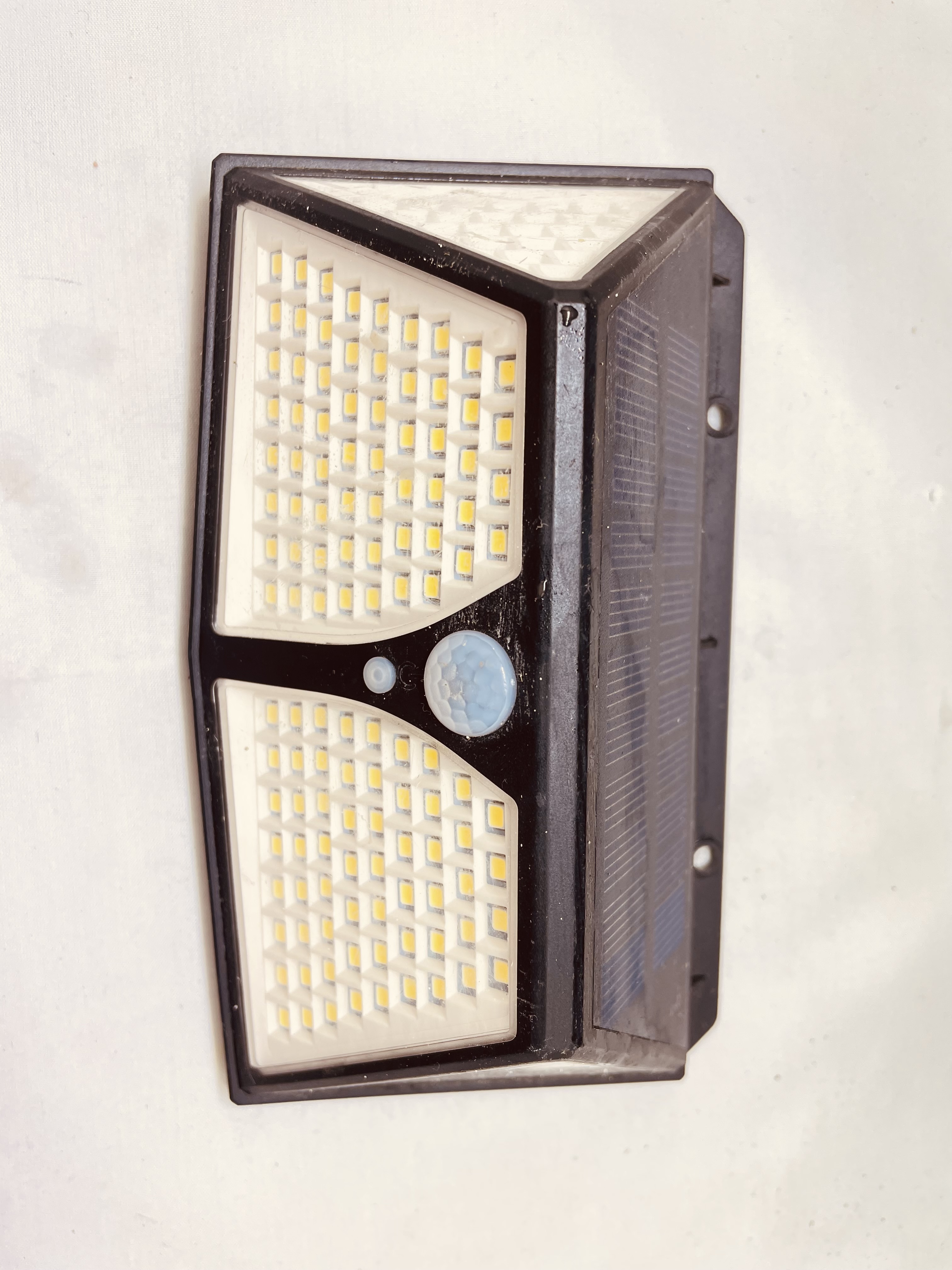 Solarna lampa LED z czujnikiem ruchu i włącznikiem