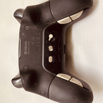 Nacon Revolution – kontroler Pad przewodowy (stan nowy)