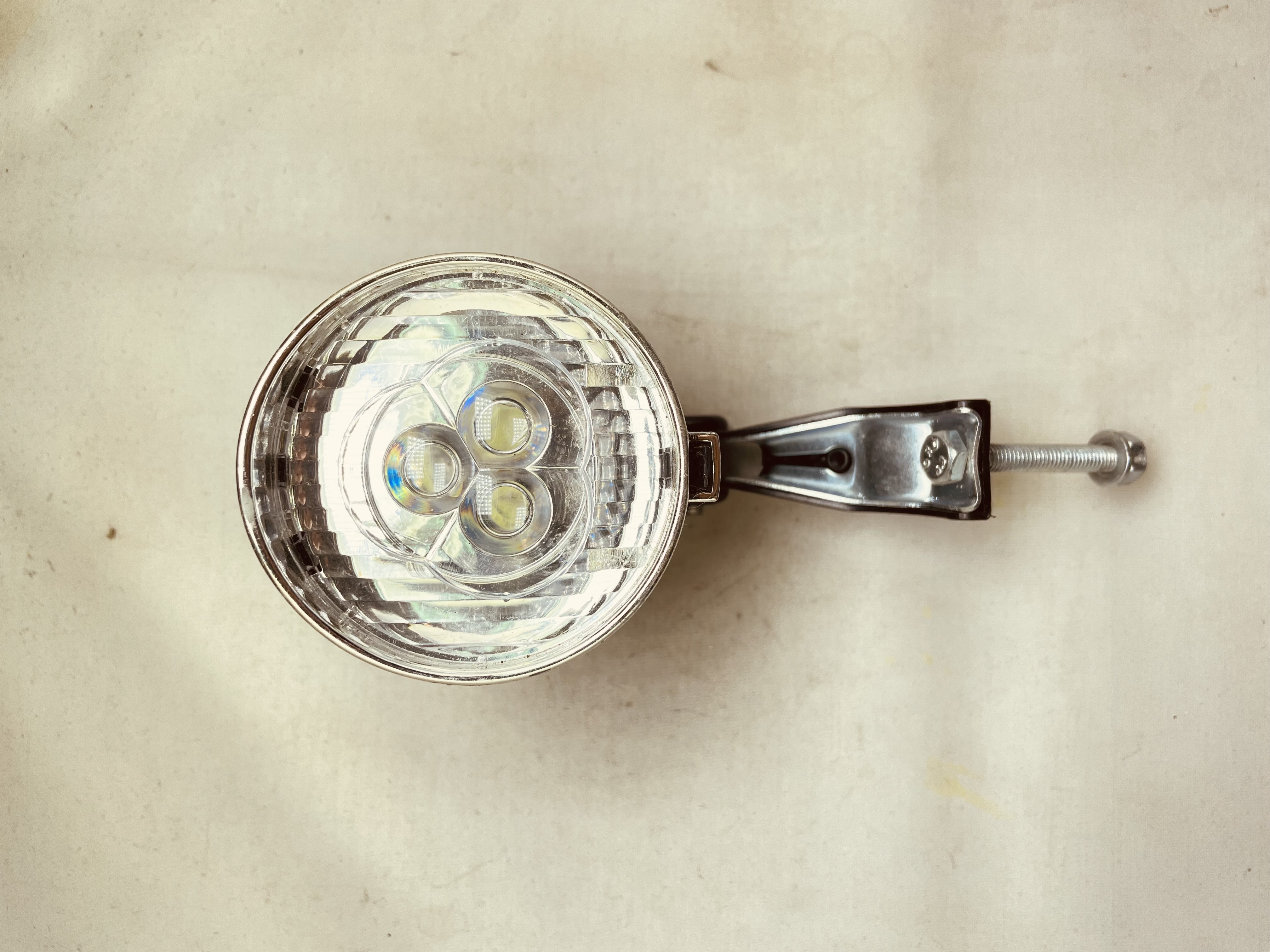 Lampka rowerowa przednia LED do zamontowania na śrubę