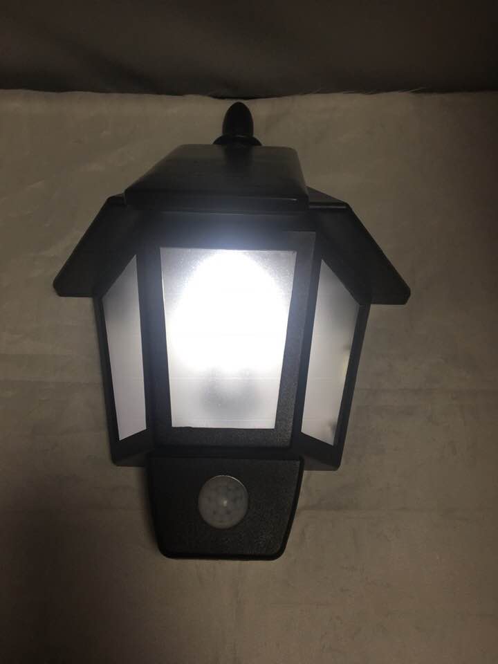 Lampa solarna z czujnikiem ruchu