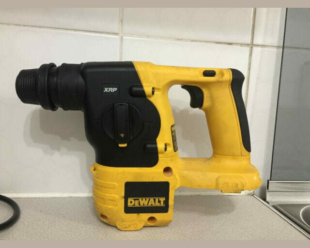 Młotowiertarka akumulatorowa DeWALT DC213 + bateria i ładowarka N