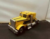 Żółta ciężarówka model Freichtliner skala 1:55 widok z przodu – zdjęcie 1