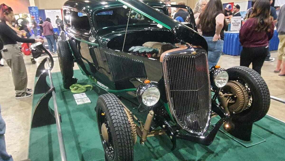 Ford Coupe 1933 – Perfekcyjnie Odrestaurowany Hot Rod w Stylu Retro