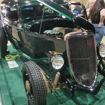 Ford Coupe 1933 – Perfekcyjnie Odrestaurowany Hot Rod w Stylu Retro