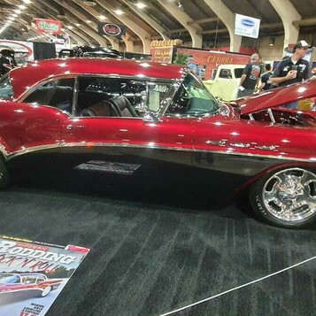 Buick Special 1955 – Rock’n’Rollowy Klasyk w Stylu Restomod