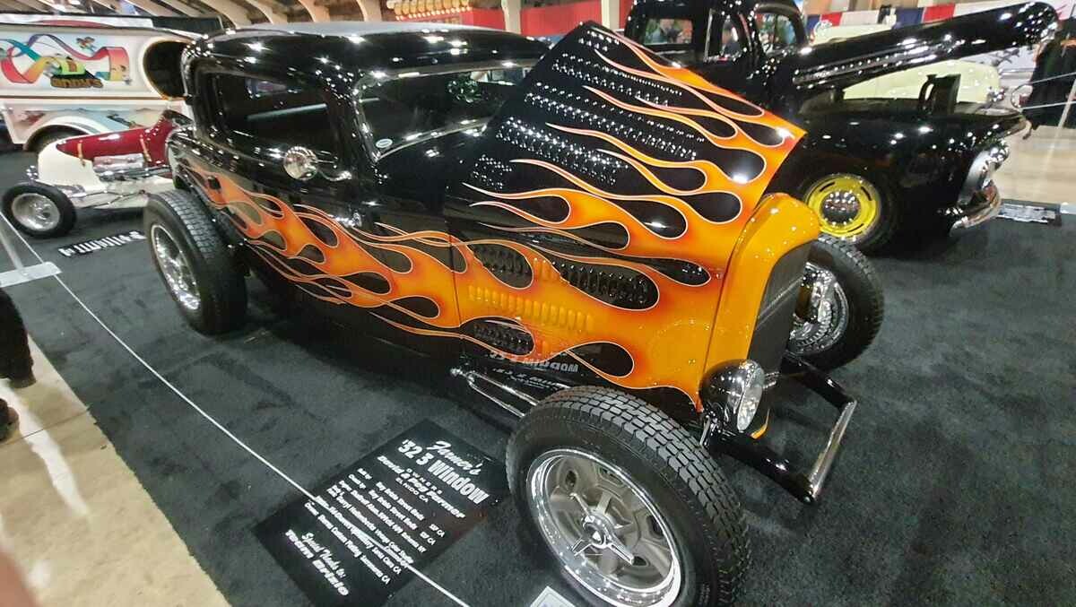 Ford '32 3-Window Coupe – Legendarny Hot Rod z Płomiennym Charakterem