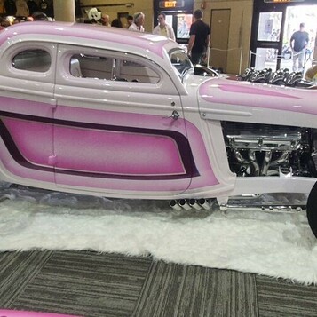 Królewna Chromu – Różowy Kustom Ford Coupe z USA, Który Powala Detalem