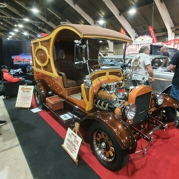 C-Cab Show Rod – Drewniany Dylizans z Silnikiem V8 i Sercem Hot Roda