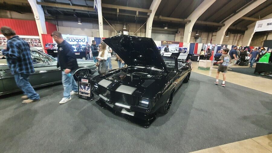 Mroczny Camaro Pro Touring – Czarny Demon 1969 z SEMA