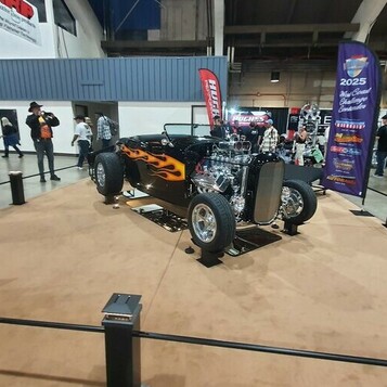 Czarny Ford '32 Roadster z Płomieniami – Ikona Hot Roddingu!