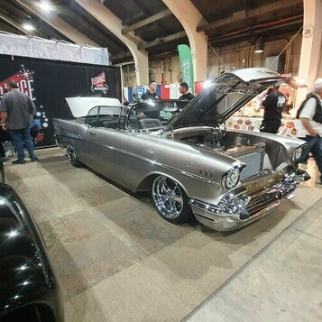 Chevrolet Bel Air 1957 – Klasyk w Stylu Restomod, który Zachwyca!