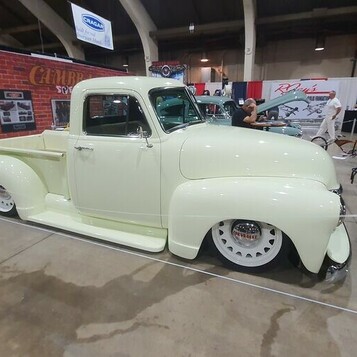 Klasyczny Pickup w Stylu Restomod – Elegancja na Obniżonym Zawieszeniu!