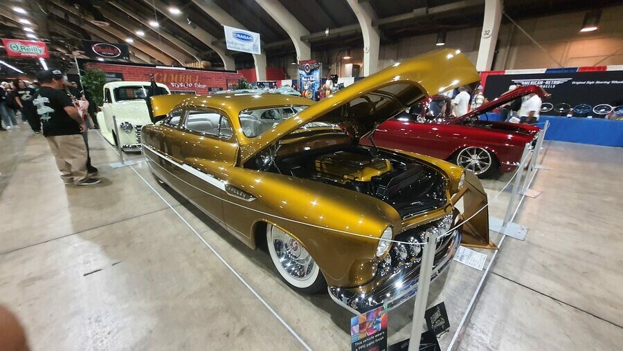 Złoto-Bronzowy Buick Custom – Klasyka