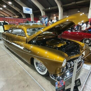 Złoto-Bronzowy Buick Custom – Klasyka