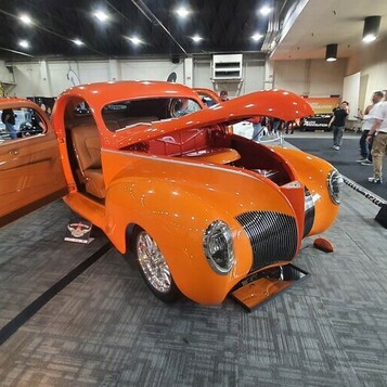 Pomarańczowy Cud z Epoki – Customowy Ford Coupe 1940 na Wystawie!