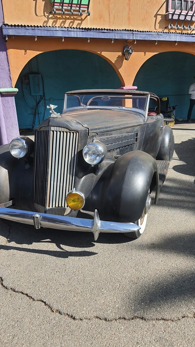 Packard z lat 30. w oryginalnej patynie – przedwojenna elegancja na zlocie klasyków