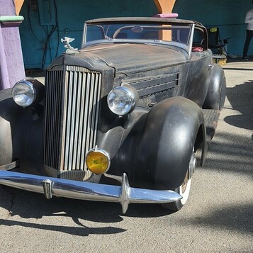 Packard z lat 30. w oryginalnej patynie – przedwojenna elegancja na zlocie klasyków