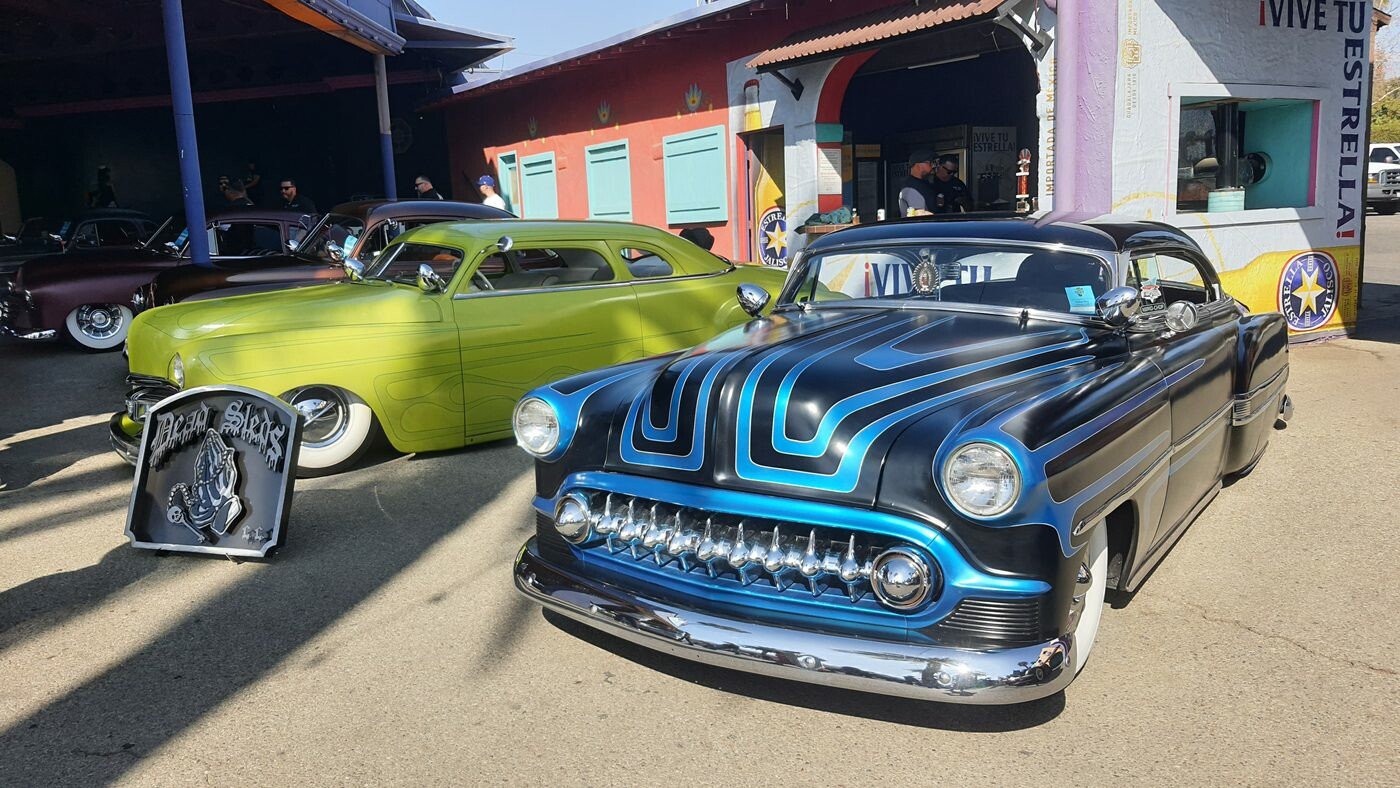 Czarny kustom z niebieskimi scallopsami – lead sled z początku lat 50.