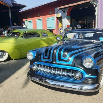 Czarny kustom z niebieskimi scallopsami – lead sled z początku lat 50.