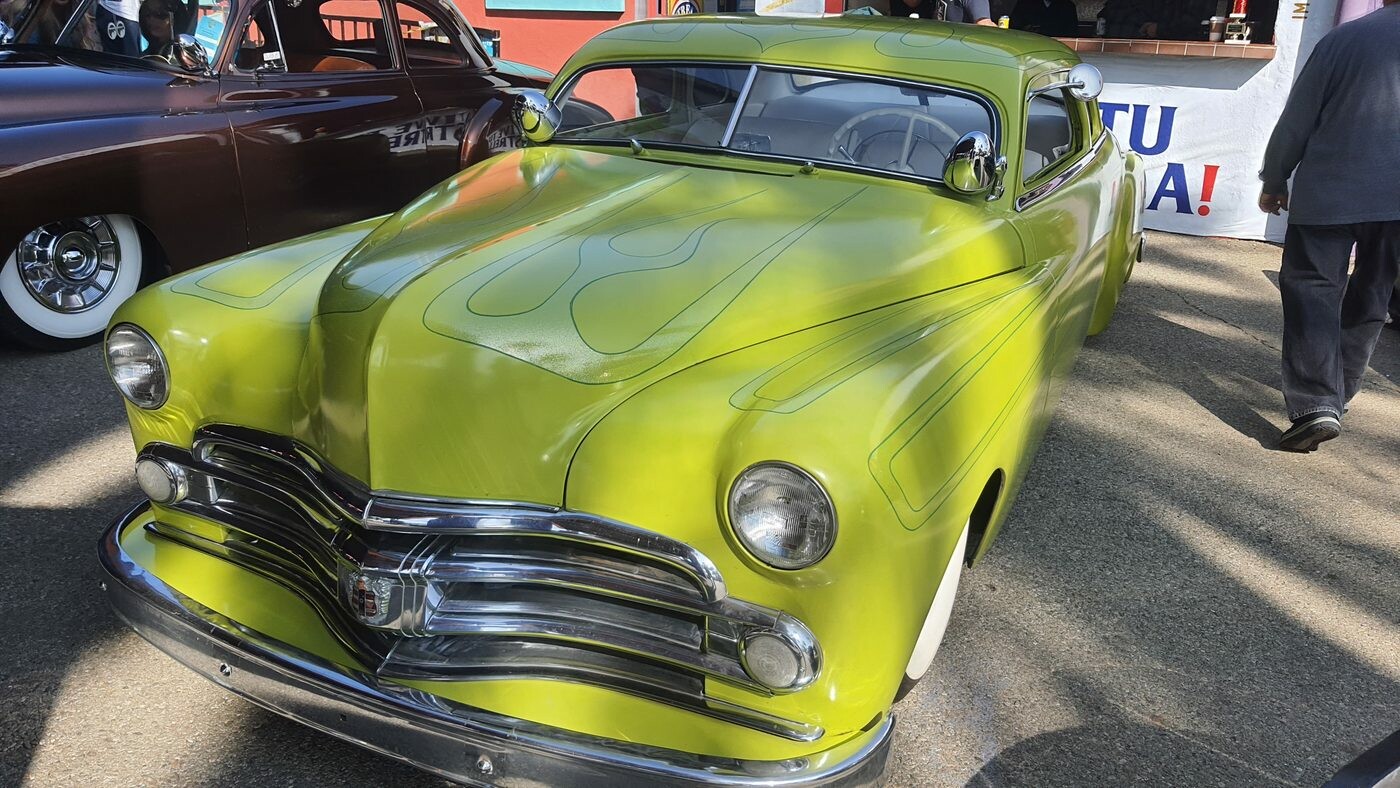 Limonkowy kustom z 1950 roku – chopped top, płomienie i chrom