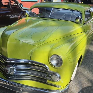 Limonkowy kustom z 1950 roku – chopped top, płomienie i chrom