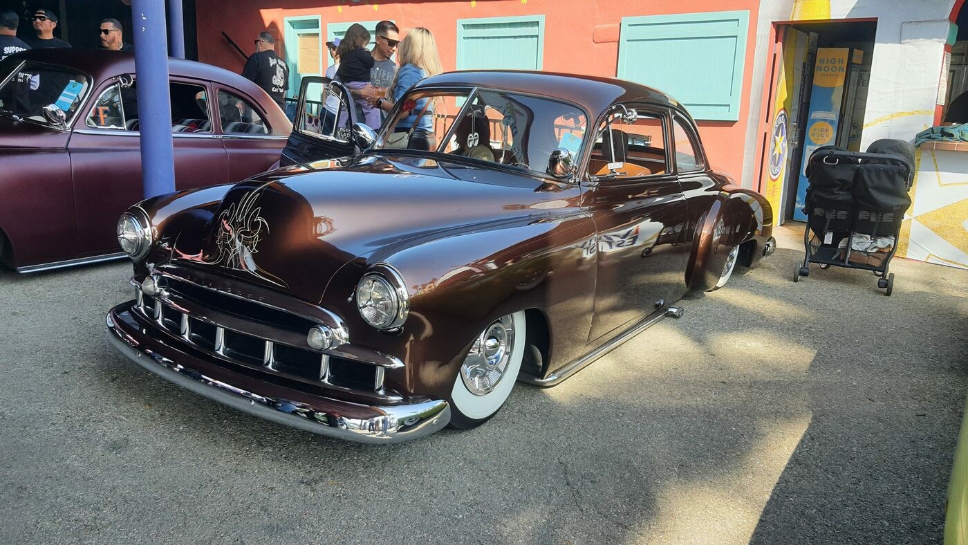 Bordowy Chevrolet z lat 50. – kustom z pinstripingiem i białymi ścianami