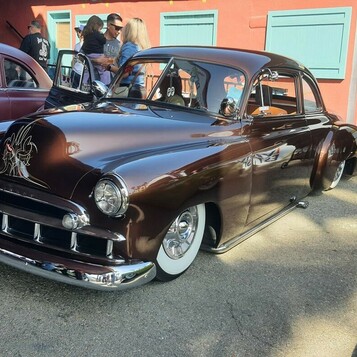 Bordowy Chevrolet z lat 50. – kustom z pinstripingiem i białymi ścianami