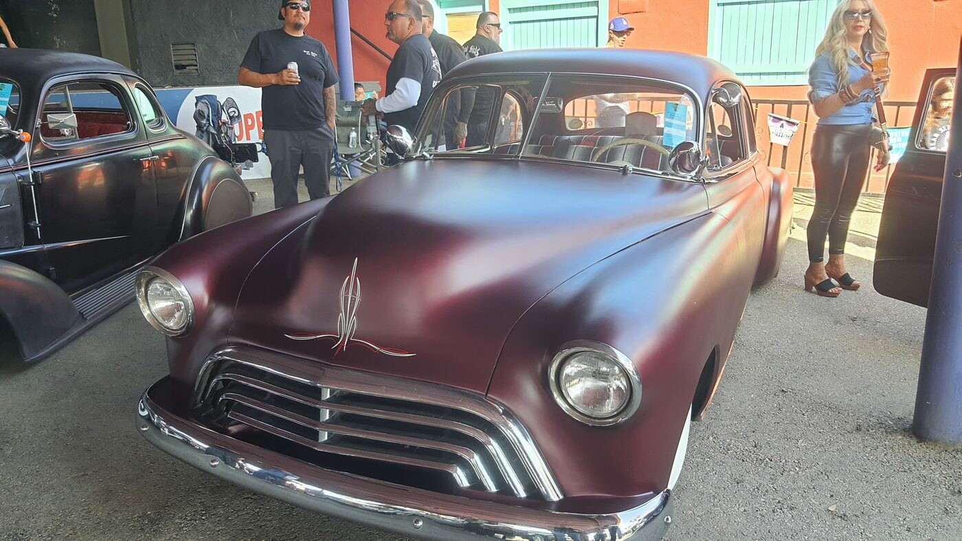 Matowe bordo i pinstripe – kustom z końca lat 40. w stylu satin