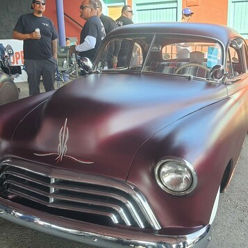 Matowe bordo i pinstripe – kustom z końca lat 40. w stylu satin