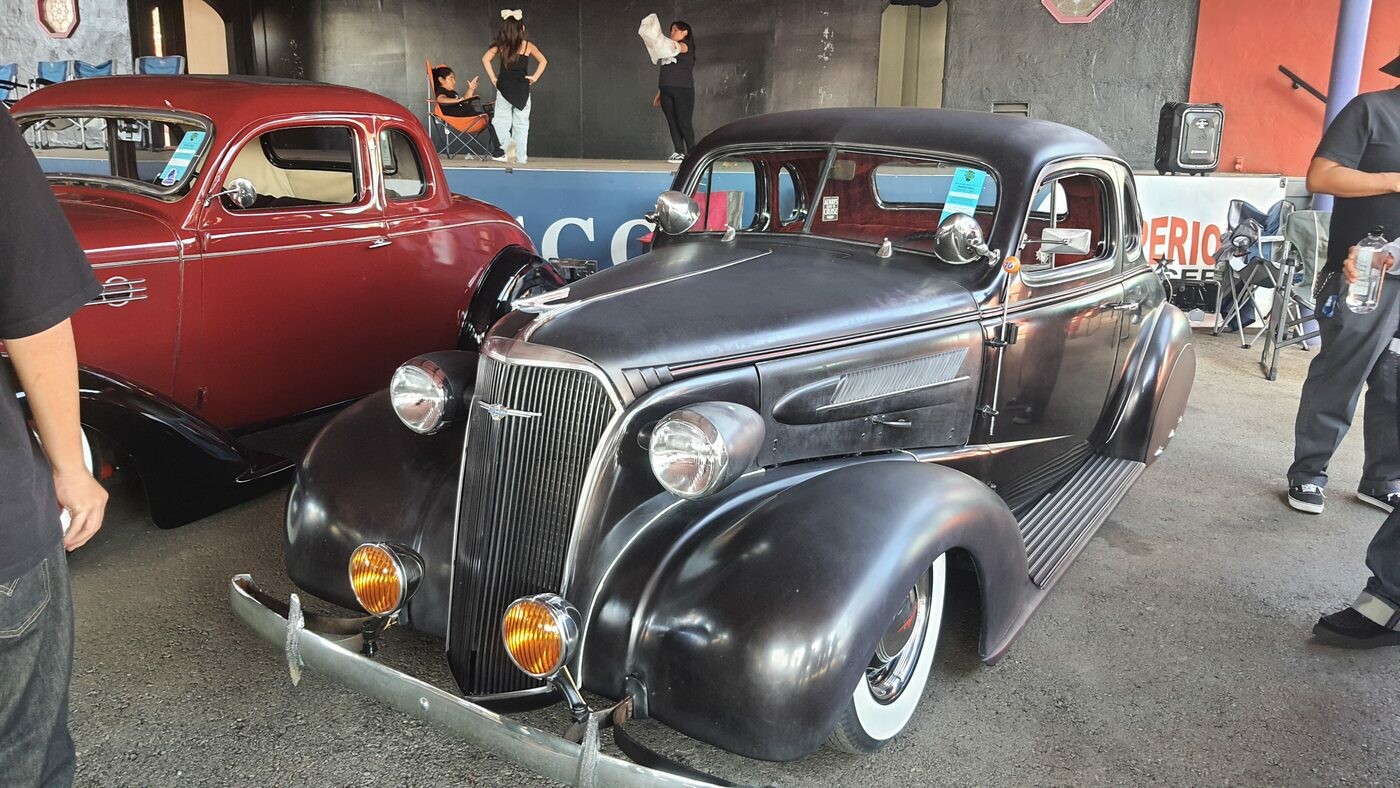 Chevrolet coupe z 1937 roku – czarny hot rod z białymi ścianami