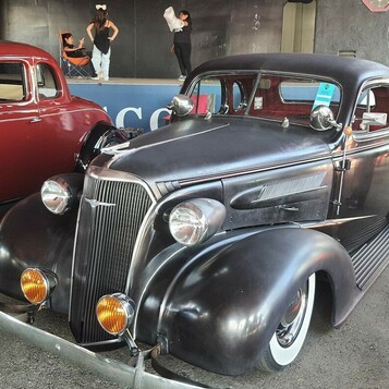 Chevrolet coupe z 1937 roku – czarny hot rod z białymi ścianami
