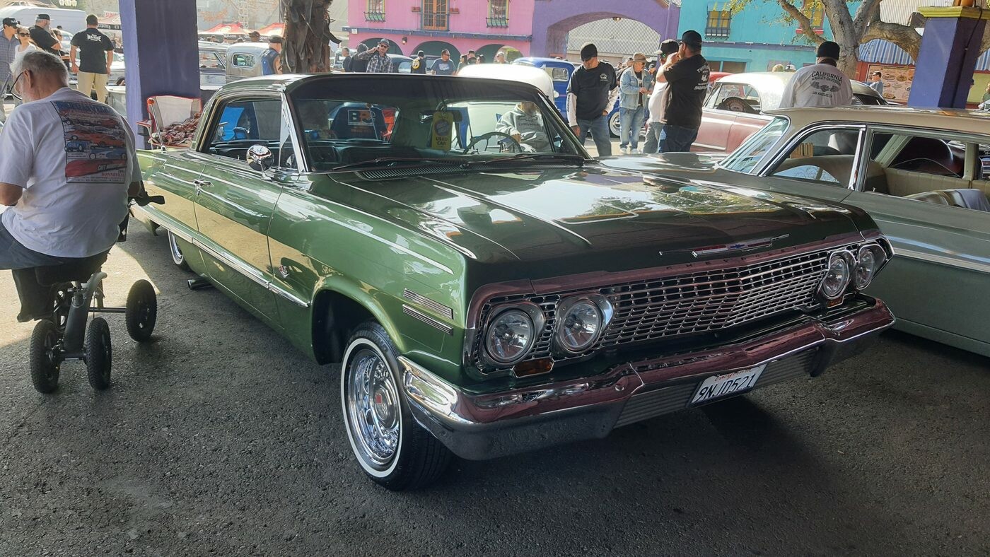 Zielony Chevrolet Impala z 1963 roku – lowrider w metalicznym lakierze