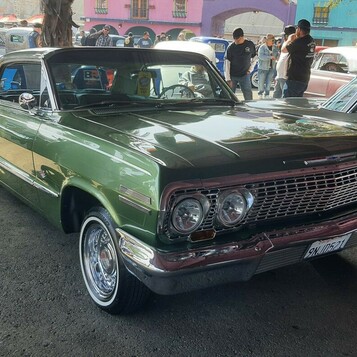 Zielony Chevrolet Impala z 1963 roku – lowrider w metalicznym lakierze