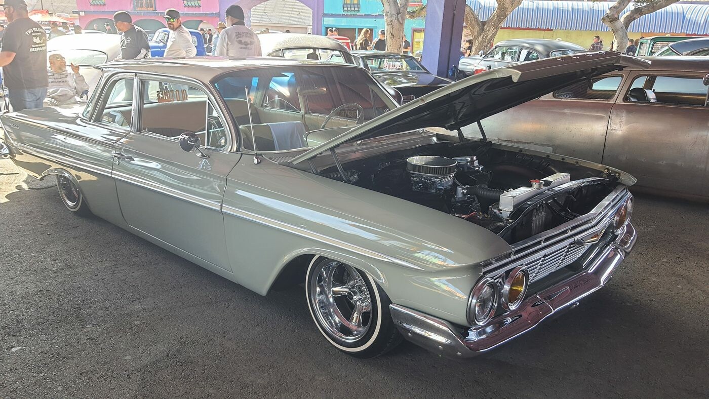 Chevrolet z 1961 roku z otwartą maską – lowrider w kolorze szampana