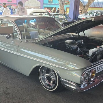 Chevrolet z 1961 roku z otwartą maską – lowrider w kolorze szampana