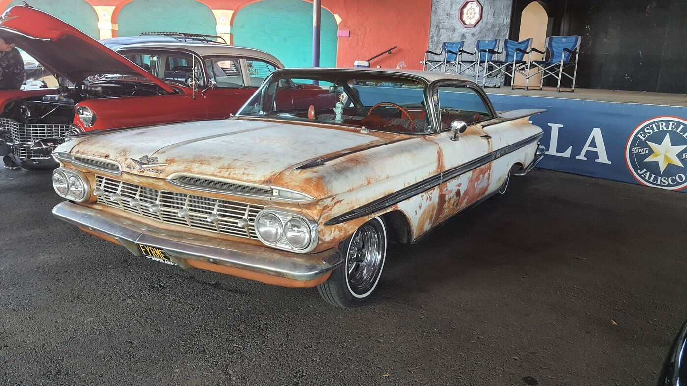 Chevrolet Impala z 1959 roku w patynie – „kocie oczy” bez lakieru