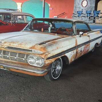 Chevrolet Impala z 1959 roku w patynie – „kocie oczy” bez lakieru