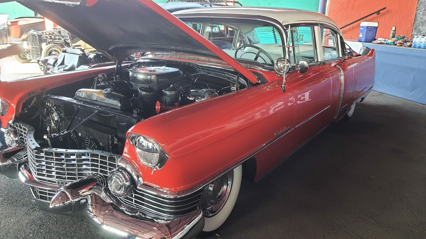 Czerwony Cadillac z połowy lat 50. – chrom, „Dagmary” i otwarta maska
