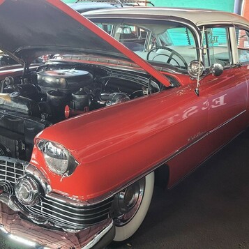 Czerwony Cadillac z połowy lat 50. – chrom, „Dagmary” i otwarta maska