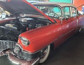 Czerwony Cadillac z połowy lat 50. – chrom, „Dagmary” i otwarta maska – zdjęcie 1