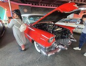 Czerwony Cadillac z połowy lat 50. – chrom, „Dagmary” i otwarta maska – zdjęcie 2